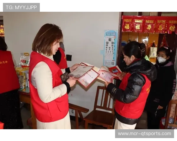 场边志愿者矿泉水瓶敲击助威，独特节奏点燃赛场气氛